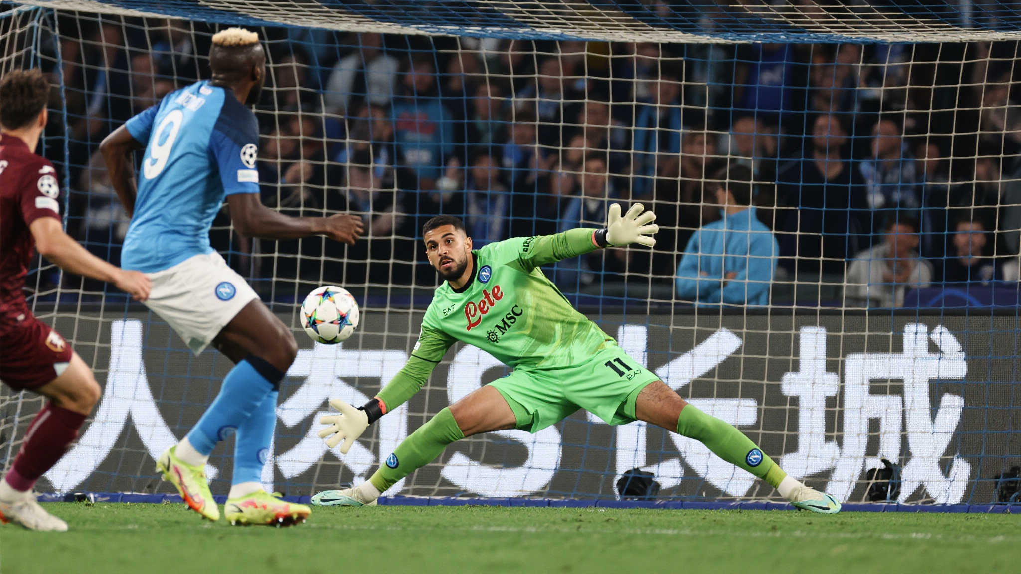 布努与库利巴利门前神勇化身双重屏障,力阻险情 在当今足坛,出色的团队协作是赢取胜绩的不二法则。这