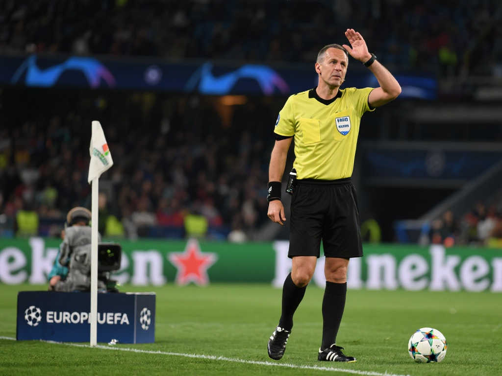 马卡：欧足联力挺马齐尼亚克，认定其在国米对巴萨比赛中执法无可挑剔